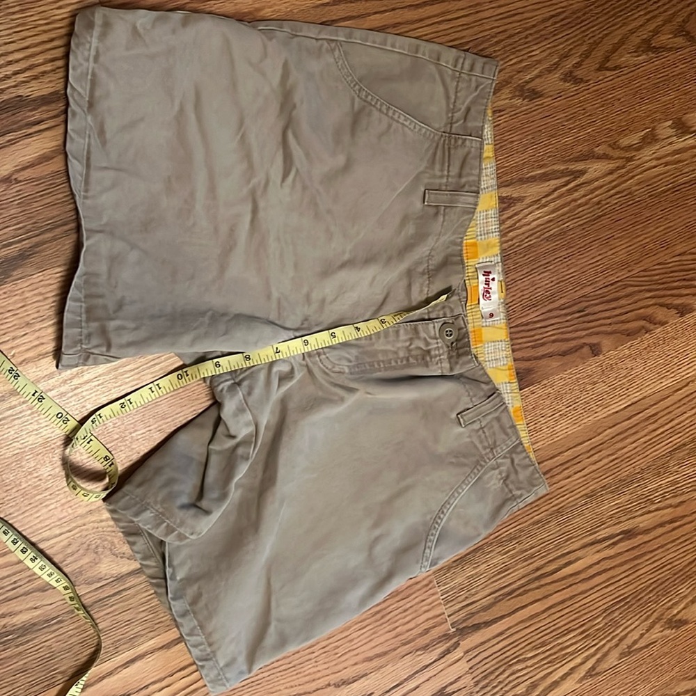 Low waist cotton shorts.